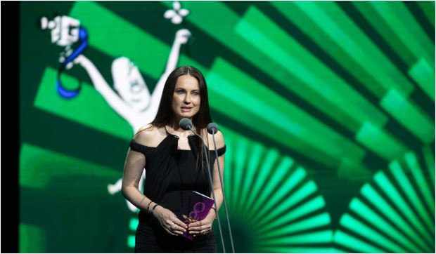 Imagine Stire Roxana Voloșeniuc, chief editor revista Elle, profund impresionată de ținutele invitaților de la Premiile Gopo: „Îmi place faptul că multe vedete poartă designeri români” | 2review.ro