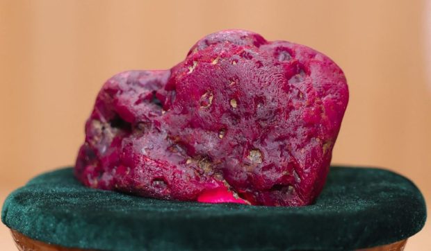 Un rubin de 2,2 kilograme și 11.000 de carate a fost descoperit în Myanmar. Cât valorează, de fapt, „monstrul” roșu?