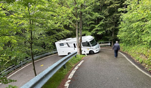 Autorulotă blocată într-o curbă din Elveția paralizează un drum timp de trei ore