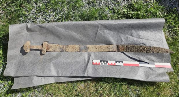 Un elev de șase ani a găsit o sabie vikingă pe un câmp din Norvegia și a fost lăudat de arheologi