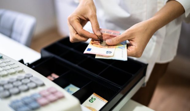 Cât câștigă un casier într-un supermarket din Elveția. Salariul îi face pe mulți francezi să lucreze peste graniță
