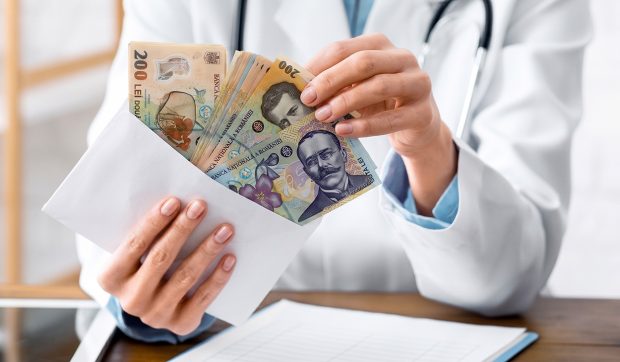 Medicii ar putea primi bonusuri și de 100% din salariul de bază, pe criterii de performanță, propunerea de salarizare a ministrului interimar al Sănătății, Cseke Attila