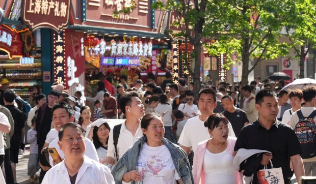 Femeie din Shanghai primește aproape 90.000 de euro despăgubiri după concedierea motivată de jobul soțului său