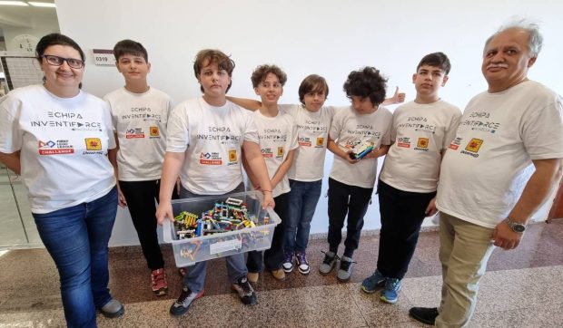 Șase copii de 13 ani din Brașov duc România la un campionat de robotică din Australia cu un proiect de arheologie high-tech