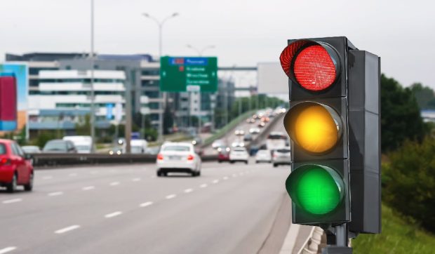 Ce greșeală frecventă faceșii șoferii români și belgieni când trec pe verde și cum riscă amenzi mari pentru blocarea intersecțiilor