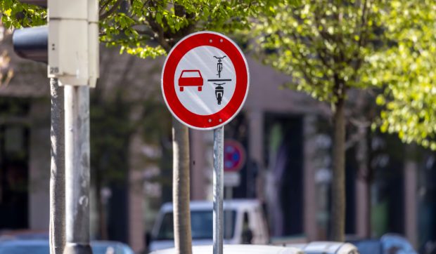 Semnul de circulație cu o mașină, o bicicletă și o motocicletă care îi poate costa pe șoferi 70 de euro dacă îl ignoră, în Germania