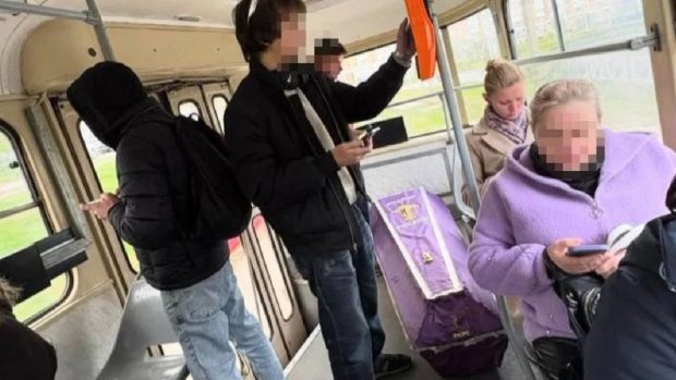 Sicriu cărat în tramvai, imagini virale de la Kiev: „Nu există nicio interdicție legală”
