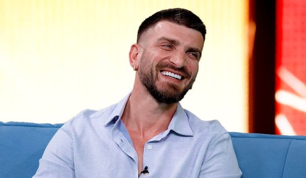 Imagine Stire Silviu Mircescu, detalii din viața lui. Ce mesaje a primit pe Instagram de la femei: „Bat fierul cât e cald” | 2review.ro