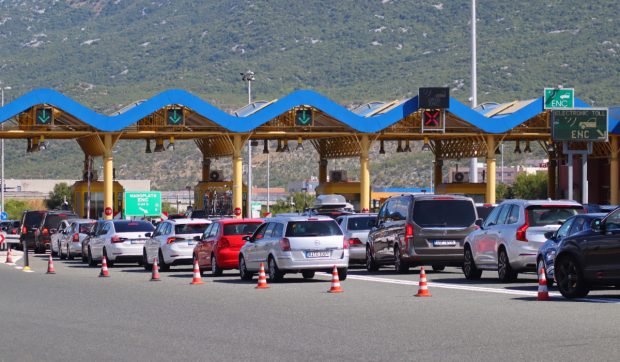 Schimbare pentru șoferii români care merg cu mașina spre Adriatică: tarife mai mari din vară și sistem nou de plată pe autostrăzile din Croația