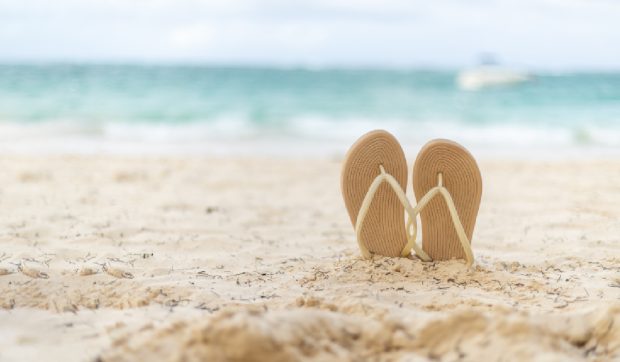 Unde în Europa este interzis să porți șlapi și ce amenzi riscă turiștii