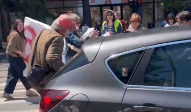 Incident grav la un miting în Belgrad: un șofer lovește o persoană în mulțime, un bărbat în vârstă rănit