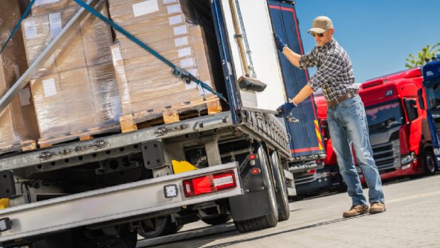 Șoferii de camion scapă de obligația legală de a încărca sau descărca mărfurile transportate