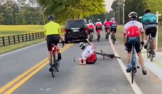 Un șofer de 72 de ani a intrat intenționat cu mașina într-un grup de cicliști din fața lui, în SUA: „Nu a ridicat mâna de pe claxon” | VIDEO