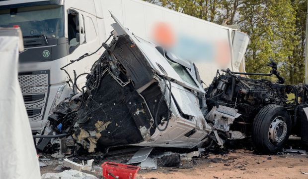 Un șofer român de TIR a murit pe loc, strivit în cabina făcută bucăți pe o autostradă din Germania: „A intrat fără frâne”