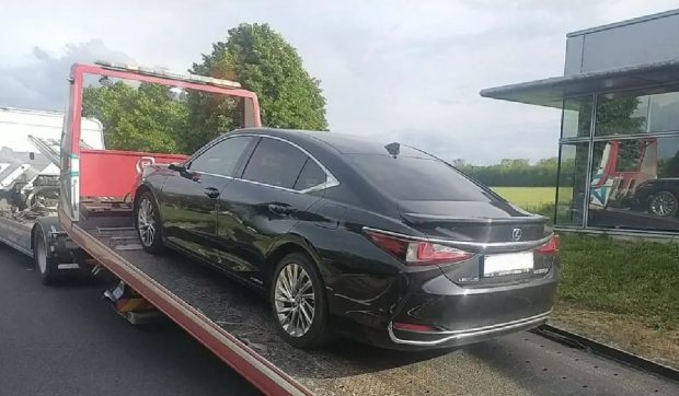 Un șofer român a plătit pe loc amenda de 1.150 de euro, dar tot a rămas fără mașina de lux Lexus și fără permis, pe o șosea din Franța