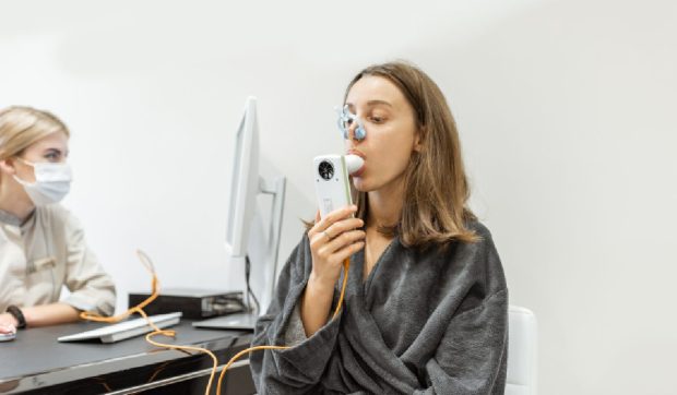 Spirometria, testul esențial care îți dezvăluie „vârsta” plămânilor și starea lor de sănătate