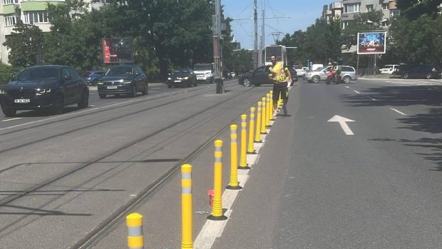 Bucureștiul marchează clar traseul tramvaiului 5 cu 5.000 de stâlpișori din cauciuc pentru a preveni blocajele