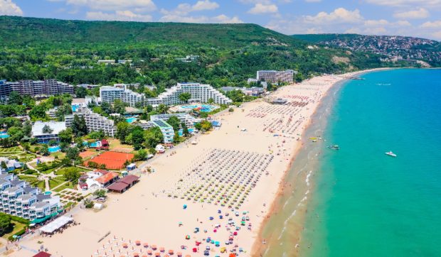 Comparativ de prețuri pentru vacanțe de 7 nopți în 2026: România versus Bulgaria la Marea Neagră