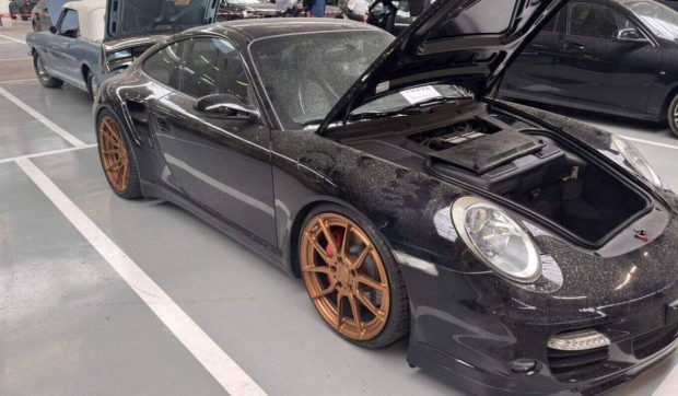 25 de mașini de lux, printre care Porsche, Mustang, BMW M și Mercedes-AMG, confiscate din garajul unei asistente medicale. Statul a vândut 23 dintre ele cu 847.077,60 de euro