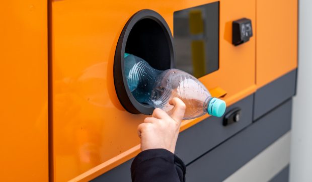 Un bărbat stabilește un nou record în Polonia după ce a reciclat aproape 8.000 de ambalaje într-un singur automat
