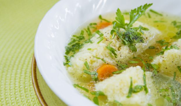 Controverse în mediul culinar românesc: Rețeta originală a găluștelor pufoase cu griș, disputată pentru drepturi de autor