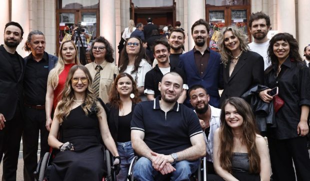 Trofeu pentru incluziune, dar acces prin ușa pentru decoruri și marfă! Culisele tehnice de la Gala UNITER: Ce s-a întâmplat în spatele scenei cu actorii în scaun rulant ai piesei „Supernormalii”