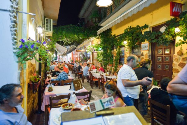 Cât a plătit o familie de români pentru masa de prânz în Thassos: „Mai ieftin decât pe litoralul românesc?”
