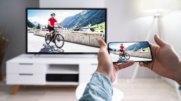Telefoanele și televizoarele se vor scumpi, din 1 iulie 2026. O nouă taxă va fi transferată către clienți, anunță managerii companiilor din Polonia