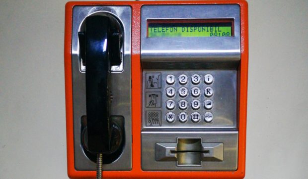Ultimele telefoane publice din Constanța, relicve ale anilor ’90, vânate de colecționari
