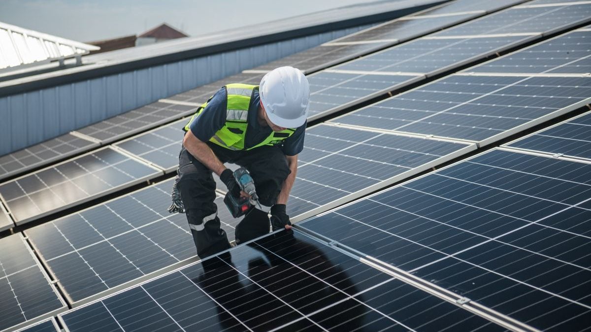 Poza pentru articolul Acoperiș din țigle fotovoltaice, într-o comună din România. Cât costă un acoperiș de 100 mp și cât curent generează