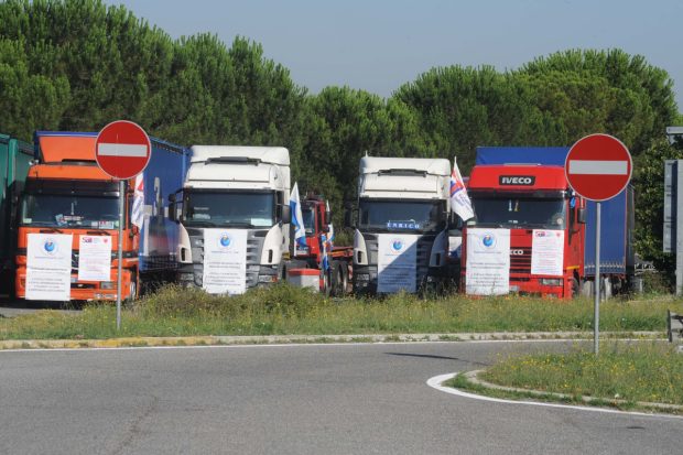 Grevă Națională a Șoferilor de TIR din Italia Amenință Aprovizionarea Supermarketurilor