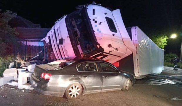 Un TIR plin cu băuturi energizante s-a răsturnat și a strivit o mașină parcată pe DN 7, în Vâlcea