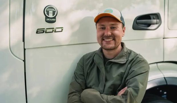 Un șofer german și câinele lui reinventează provocarea lui Jules Verne: 45.000 km în jurul Pământului, cu un camion electric și doar 80 de încărcări