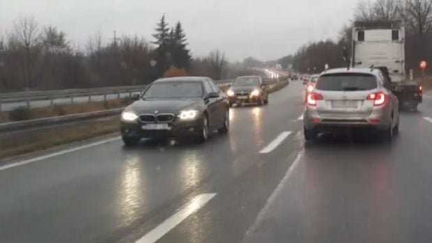 Haos pe cel mai important drum din Serbia spre România, pe malul Dunării: „Nu e semnalizat. Se circulă pe interzis. Dacă cineva vine tare și nu știe, te bușești!”