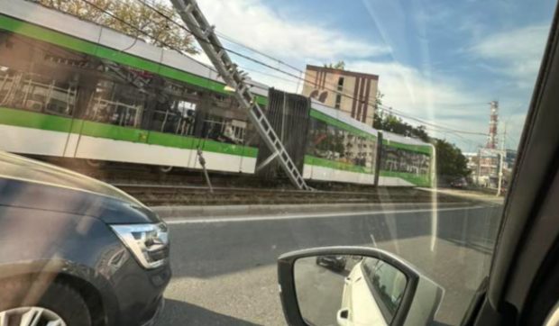 Un tramvai a deraiat de pe șine pe Valea Cascadelor din București. 4 oameni au ajuns la spital