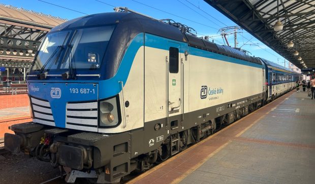 Un mecanic de locomotivă băut a uitat să mai deschidă ușile în stații, în Cehia. Acum este cercetat penal