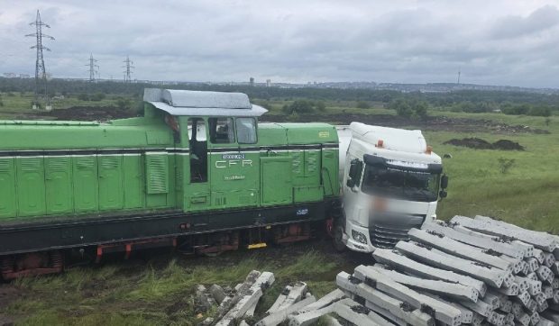Coliziune între un tren marfar și o cisternă cu motorină în județul Giurgiu, trafic blocat și scurgeri de combustibil