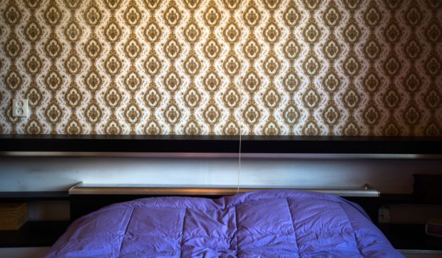 Tapetul revine în prim-plan în 2026 ca simbol al eleganței și inovației în designul interior