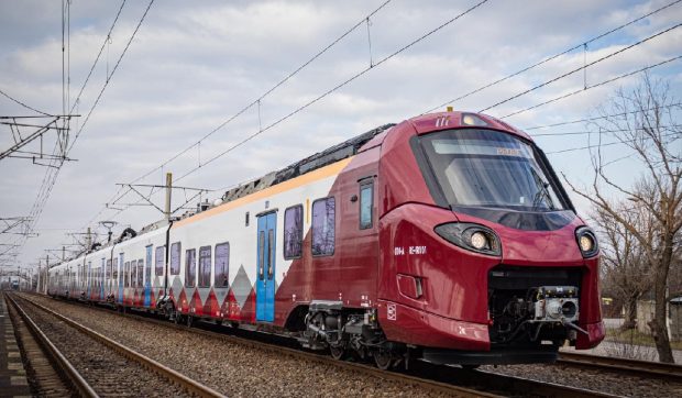 Trenurile moderne sunt obligate să încetinească în unele zone sub 40 km/h: „O regulă arhaică din 1975 frânează ramele noi”