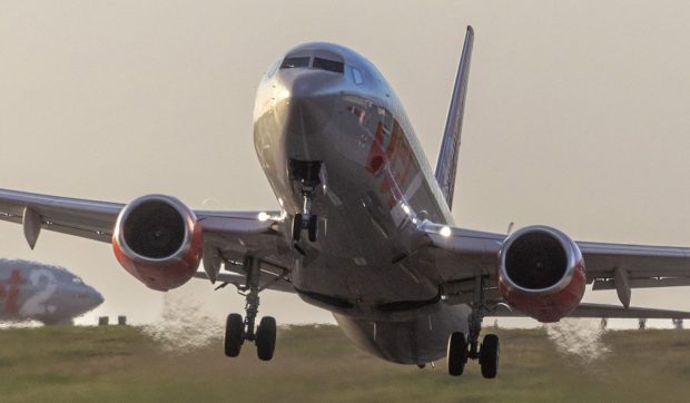 Momente dramatice la bordul unui avion: pilotul a suferit un infarct la 9.000 de metri, iar zborul a fost deviat de urgență