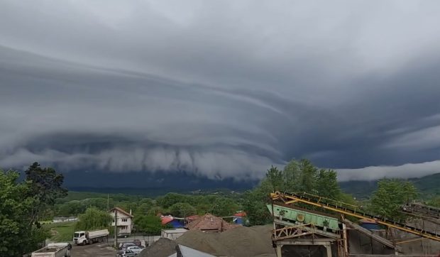 Spectacol impresionant al norului arcuș în Vâlcea, semnal clar pentru furtuni puternice