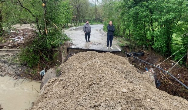 Pod distrus de viitură în Buzău lasă zeci de persoane izolate după o rupere de nori