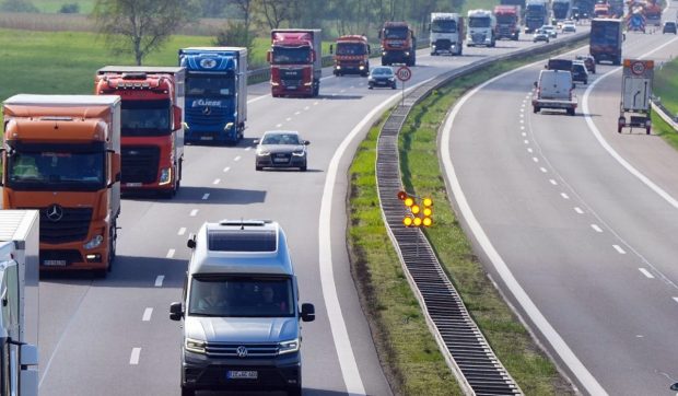 Șofer român de TIR doar în lenjerie intimă la volan și pe contrasens, lăsat și fără permis și fără cheile de la camion, în Austria