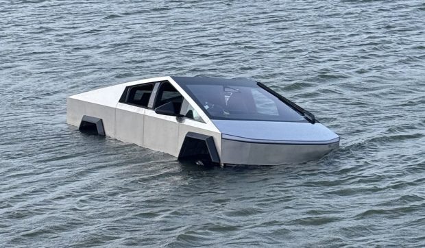 Șoferul unui Tesla Cybertruck, arestat după ce a blocat vehiculul într-un lac din Texas