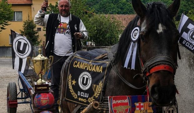 Un suporter din Cluj a plecat cu căruța la finala Cupei de la Sibiu: „O să ajungem după vreo 7 ore, plouă torențial”