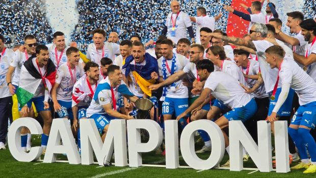 Universitatea Craiova este noua campioană a României, după ce a învins-o pe Universitatea Cluj cu 5-0 în „finala” sezonului