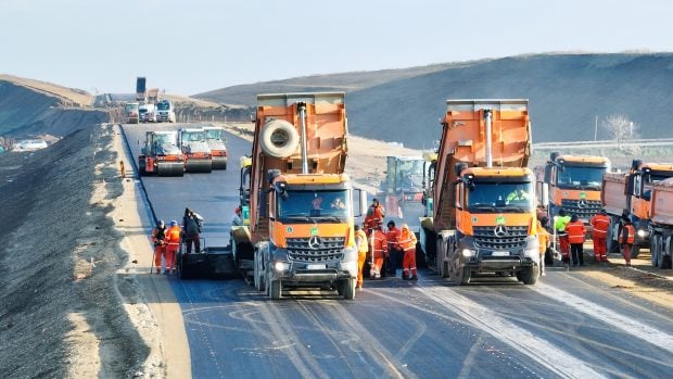 UMB Spedition a semnat oficial primul contract pentru autostrada A8 finanțat din SAFE. Aproape un miliard de euro pentru un lot de 27 de kilometri