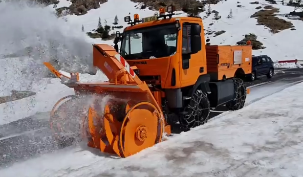 Zăpadă de câțiva metri pe Transfăgărășan: Imagini cu utilajele care deszăpezesc între Bâlea Cascadă și Bâlea Lac