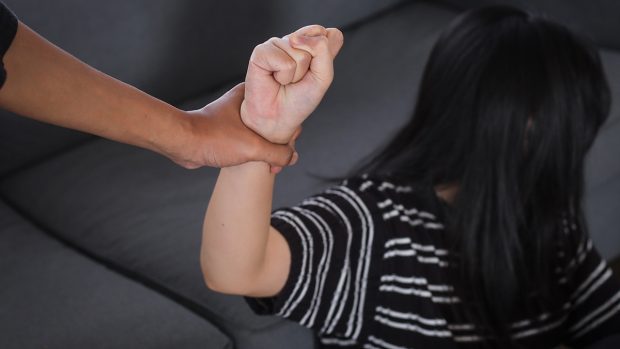 Mărturia unei tinere traficate în timp ce se afla în grija statului, a fost răpită de pe stradă la 16 ani și exploatată sexual: „În sistem se permite așa ceva”