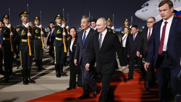 Vladimir Putin a ajuns la Beijing pentru întâlnirea cu Xi Jinping. Obligația pe care a trebuit să o accepte liderul rus pentru perioada șederii în China